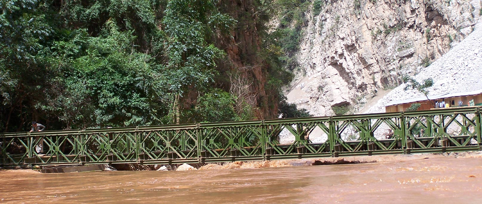 Puente de acero del río Pudu en el condado de Luquan, Yunnan
