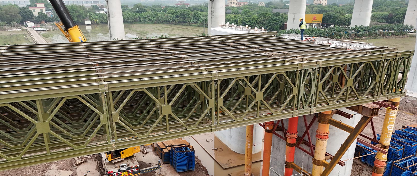 Puente extragrande de la estación Hezhou en el ferrocarril de alta velocidad Zhuhai–Zhaoqing