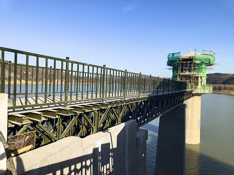 Puente de acceso de acero pintado