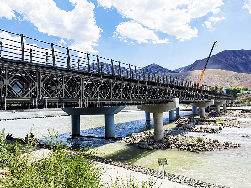 Puente peatonal pintado de 159 metros/puente oleoducto