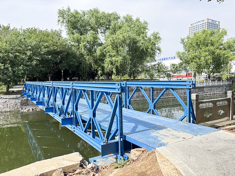Puente Bailey peatonal reforzado de una sola fila y una sola capa, pintado de azul, de 24 metros de largo